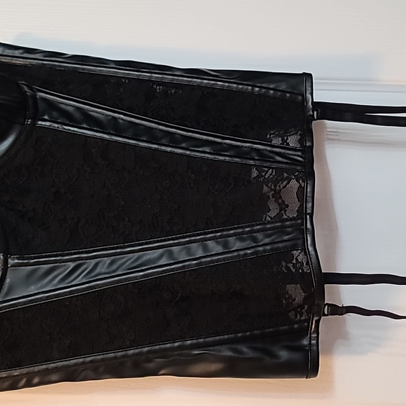Black lace and faux leather buster corset top - Picture 5 of 14